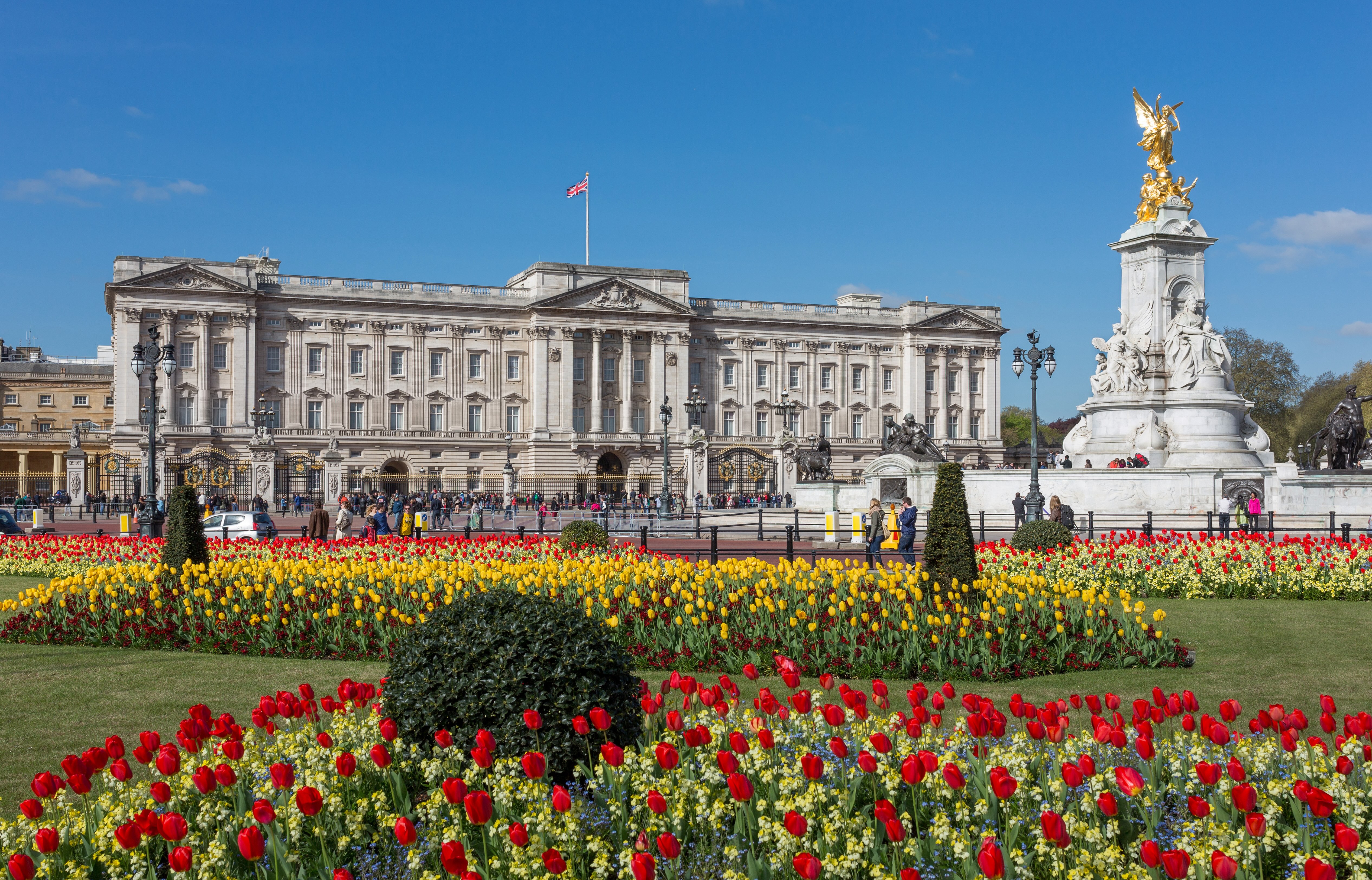 Buckingham_Palace_from_London.jpeg