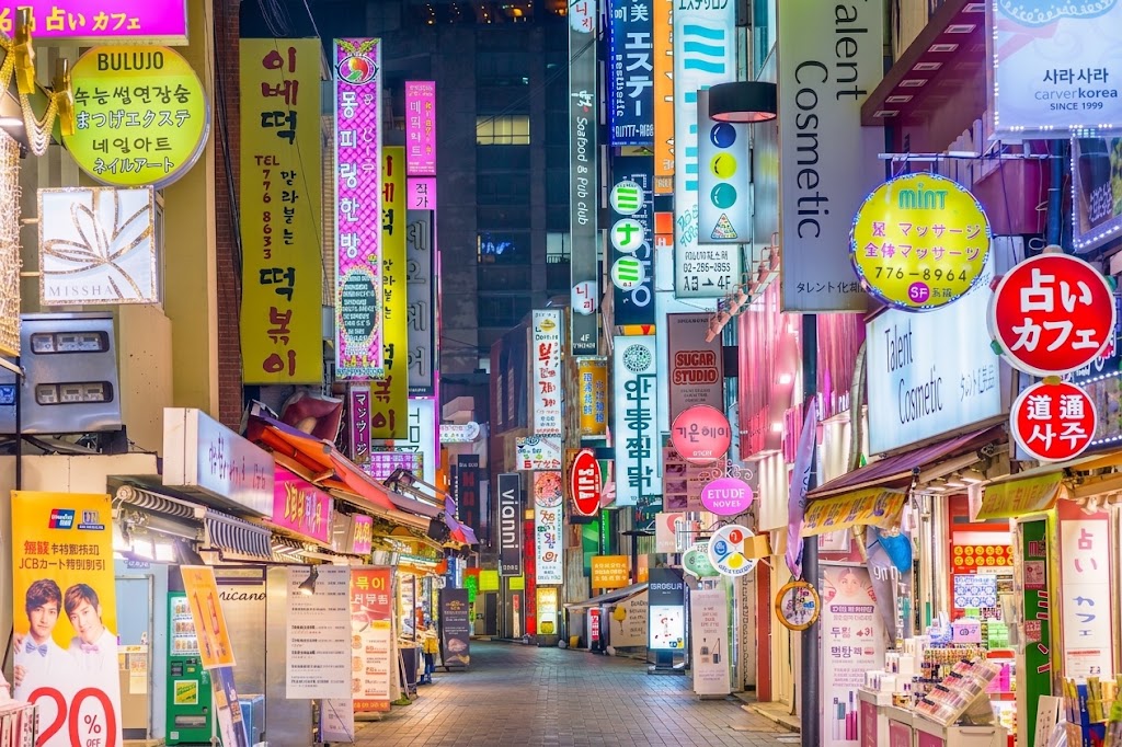 Myeongdong_Market_3_South_Korea.jpeg