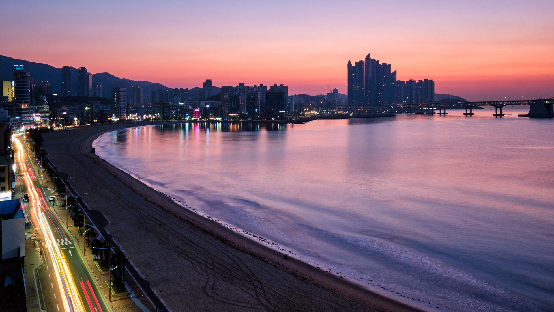 Sunset_at_Gwangalli_Beach_Busan_South_Korea_5mekM0b.jpg