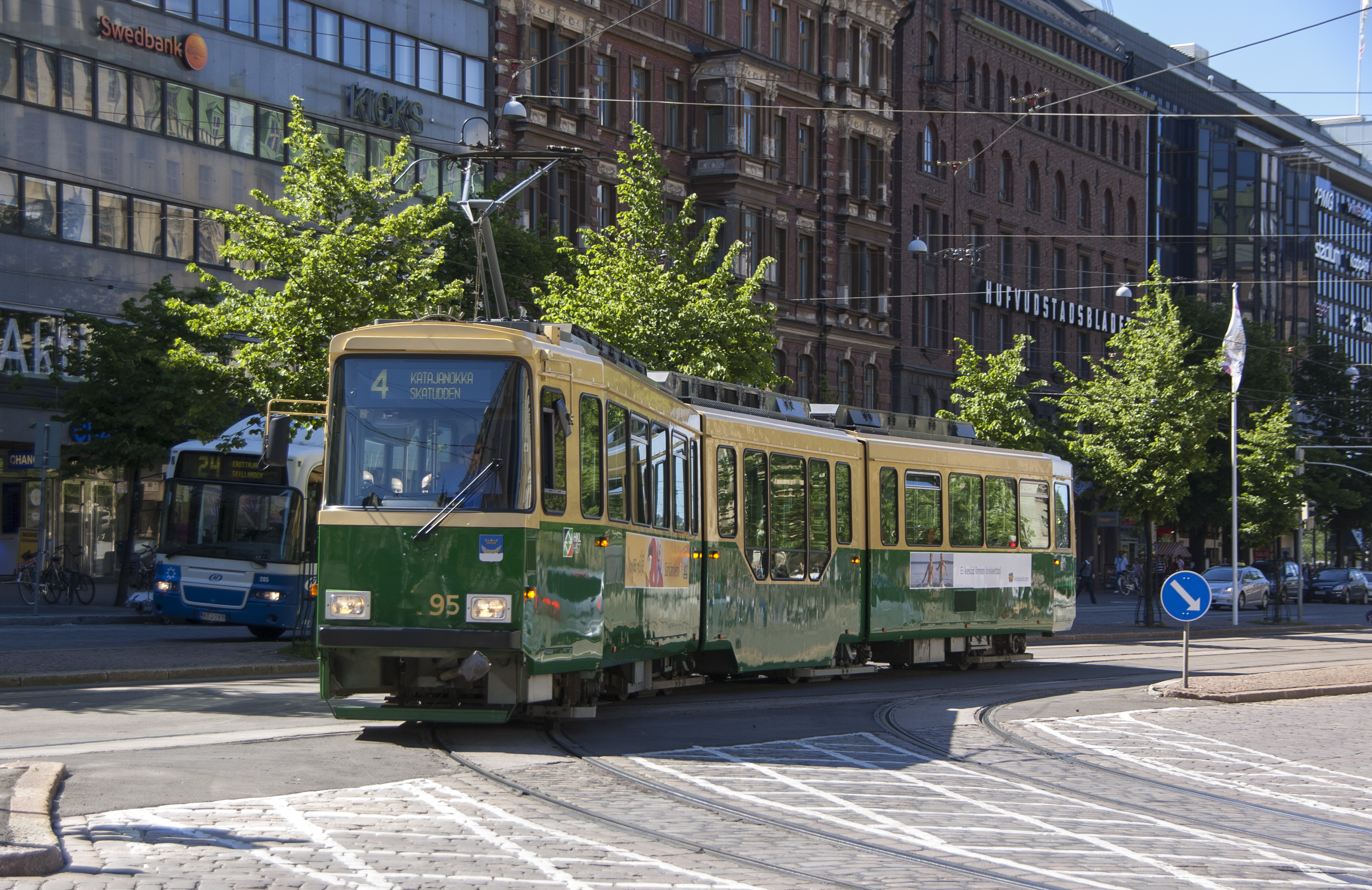 Tram_2_Helsinki_Finland.jpg
