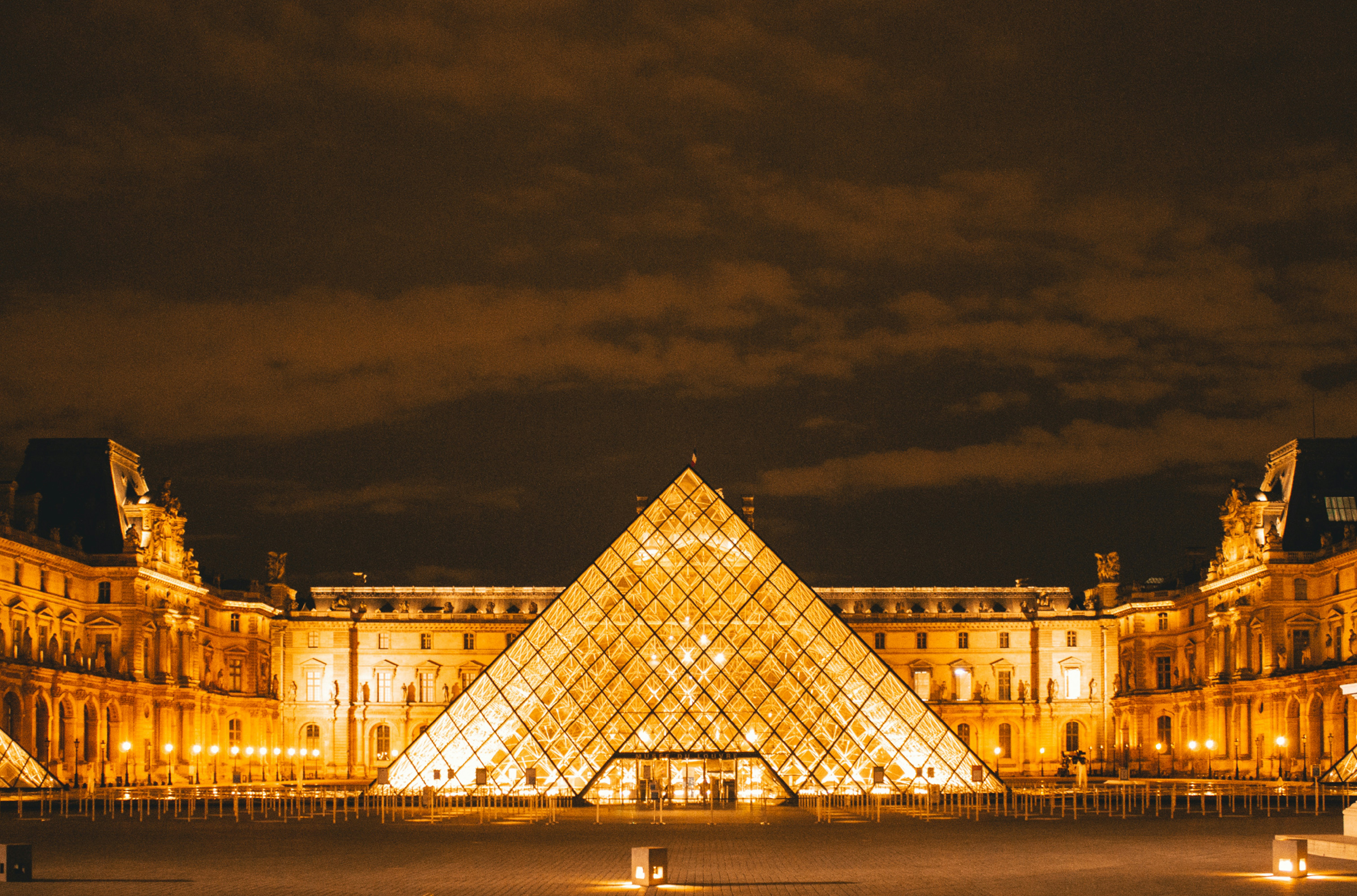 Louvre_Museum_Night_view_Paris_France.jpg